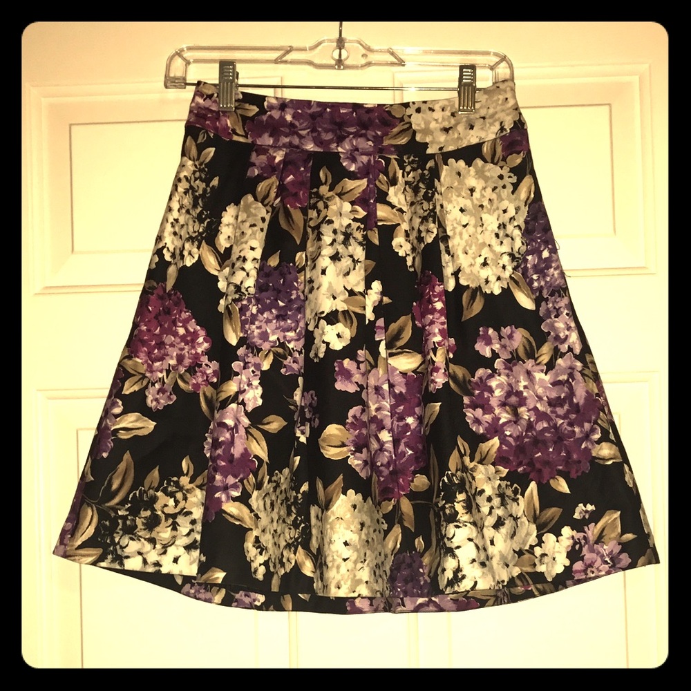 Beautiful White House Black Market Floral skirt